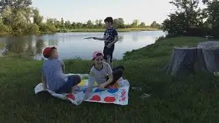 Дети играют в твистер на даче
