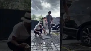 Беркут и Аиша моют машину! Аиша сама свою)))