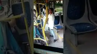 Видео нападения с ножом в автобусе в Новосибирске