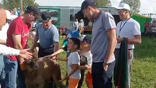 МХОдагы Яңа Кенәр егете Марат Мөхәммәтшин Сабан туеның иң яшь көрәшчесенә тәкә бүләк итте.