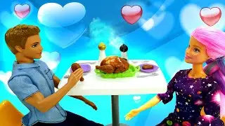 Cita de Barbie y Ken. Juegos con Barbie en español. Accesorios de Barbie.