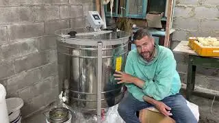 Откачиваем майский мед перед акацией