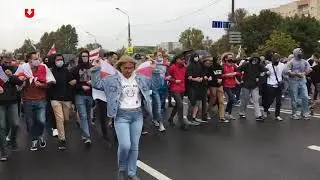 Голова колонны скандирует: 