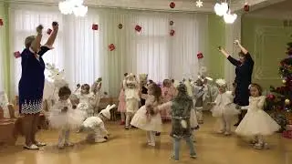 Танец с шишками Новый год Ясельная группа