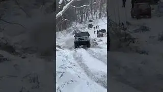 Уаз залетает на гору и переворачивается 