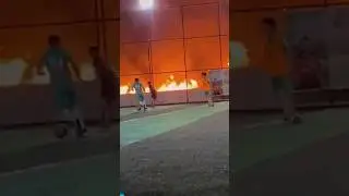 Halı saha yanı yanarken maça devam ettiler 😄 