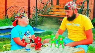 Давид и папа играют в Игрушки (Веселое видео для всей семьи)