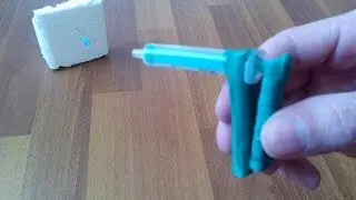 Как сделать пистолет из шприца. лайфхаки со шприцом. How to make a gun from a syringe