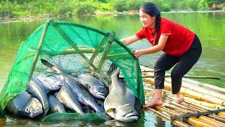 Harvesting 100Kg of fish with a net in the middle of a fast-flowing river | Ella - Free Bushcraft