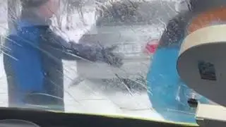 В Твери двое парней не пускали маршрутку и облили её пивом