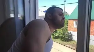 АЭ! Это музукант вообще ёбнутый😡 
