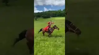 Девушка стреляет из лука реально на полном скаку