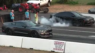 Shelby GT350 vs Hellcat Charger 1/4 mile drag race