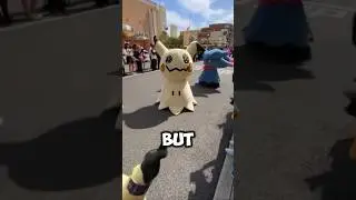 Mimikyu finds a FAN during this Pokémon Parade at Universal Studios! FUNNY Characters 