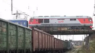 Встреча пассажирского и грузового поездов на двух уровнях. ТЭП70БС и 2ЭС4К-053 