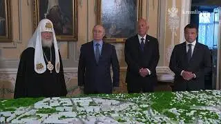 Президент приложился к 
