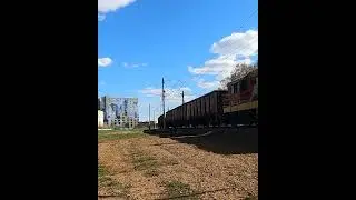 Тепловоз ЧМЭ3 следует с шестью полувагонами. Станция Бескудниково