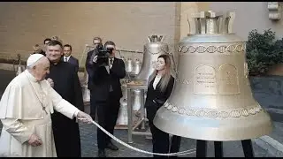 El Papa bendice estas campanas para anunciar al mundo el Evangelio de la vida