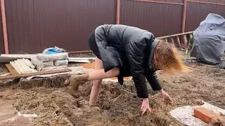 High heels in mud, stuck in mud, shoes stacks, can’t walk, girl in mud, vintage shoes, high heels