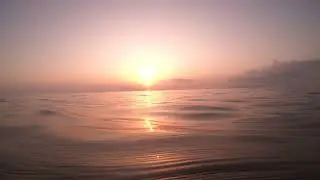 Закат на воде в открытом море