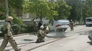 Перевернул машину на рельсах. Реальная опасность!