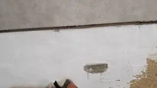 Чем приклеить дверные наличники