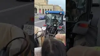 Синий трактор в самом центре Еревана!