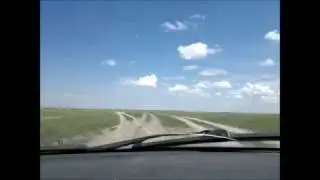 Дорога в степи из окна автомобиля.  Футаж