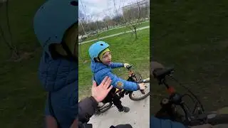 БОРЗЫЙ ШКОЛЬНИК НА ВЕЛОСИПЕДЕ 