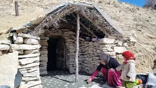 Cementing and building a nomadic house by Zari, a nomadic woman