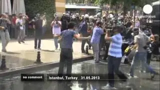 Istanbul: protesters clash with police to defend Gezi Park