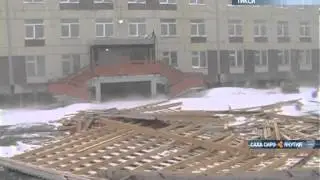 В Тикси слетевшая из-за пурги крыша дома нанесла урон соседним зданиям