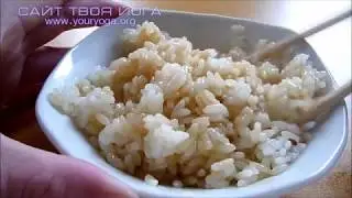 Еда деревянными палочками