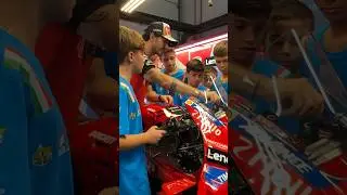 The #MiniGP Italy riders take a tour around Pecco Bagnaia's box in Misano 🇸🇲 🕵