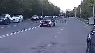Такси едет по встречке