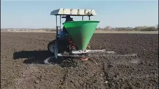 Вносим минеральные удобрения под Лук