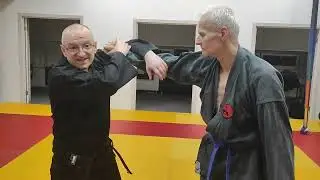 Способы работы на кисть с ножом и от захвата за плечо. Фрагмент занятия.