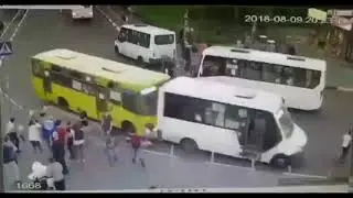 (ВИДЕО+) МОСКВАДА АВТОБУС ОДАМЛАР УСТИГА БОСТИРИБ КЕЛДИ