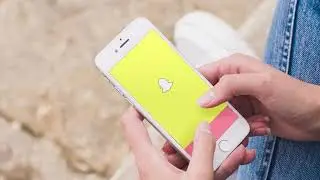 How to Zoom In on Snapchat? || GeekWiser