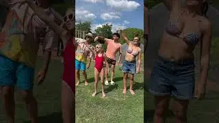 Giorgia e Salvo  ballano la nostra nuova canzone L'Arcobaleno in piscina con Mamma Cinzia! 