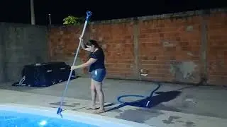 Cuidando da piscina verde em casa em família.